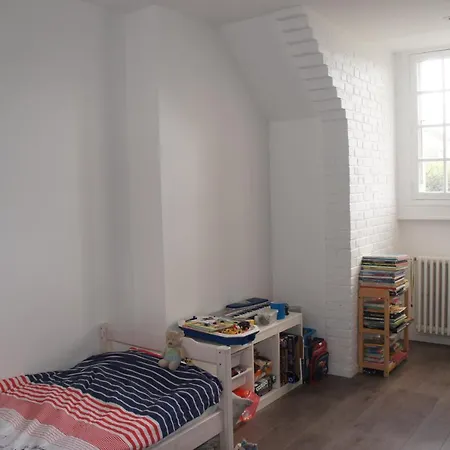 Large Quiet House, 5min From Train Station Feriehus