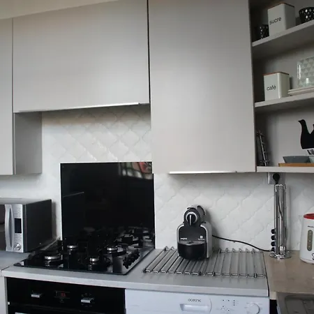Large Quiet House, 5min From Train Station Feriehus