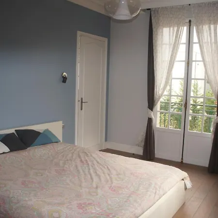 Feriehus Large Quiet House, 5min From Train Station Houilles